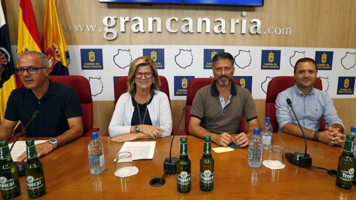 La isla recoge comida para animales abandonados y promueve la adopción