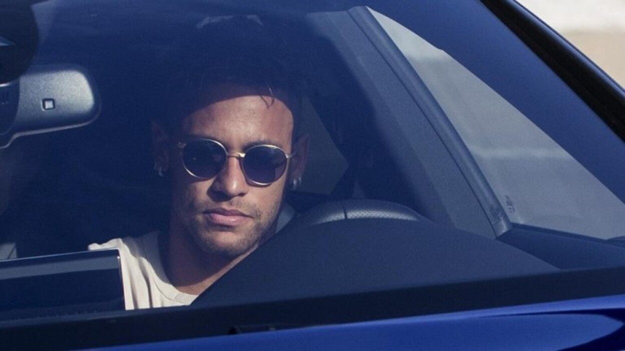 Neymar se presenta al entrenamiento del Barcelona
