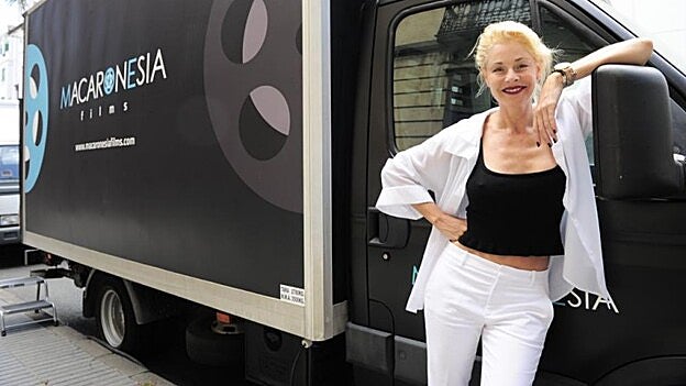 Belén Rueda, junto a un camión de Macaronesia Films. / Gerardo Montesdeoca