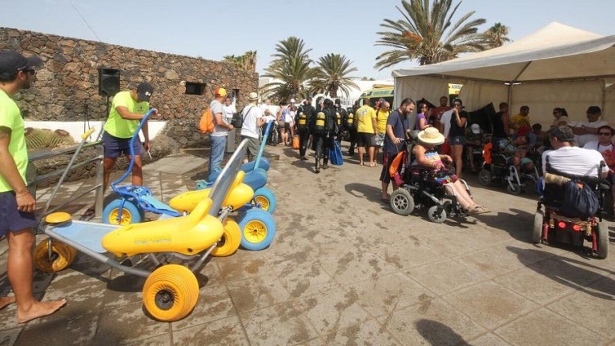 60 personas con discapacidad hacen su bautismo submarino en Playa Chica