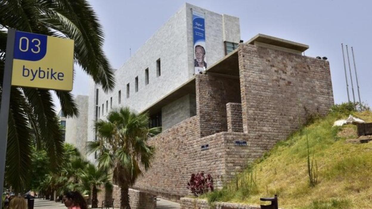 El Gobierno evita el cierre de la biblioteca por la tarde