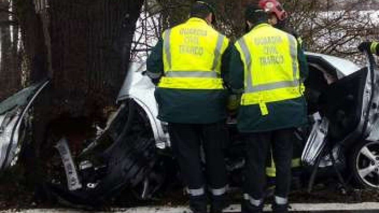 Dos fallecidos al arrollar un tren un vehículo