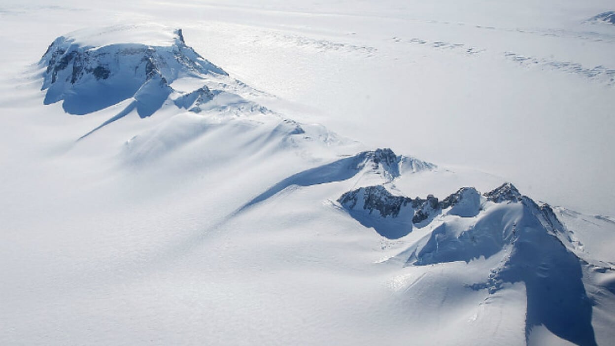 Descubren 91 volcanes bajo el hielo de la Antártida Occidental