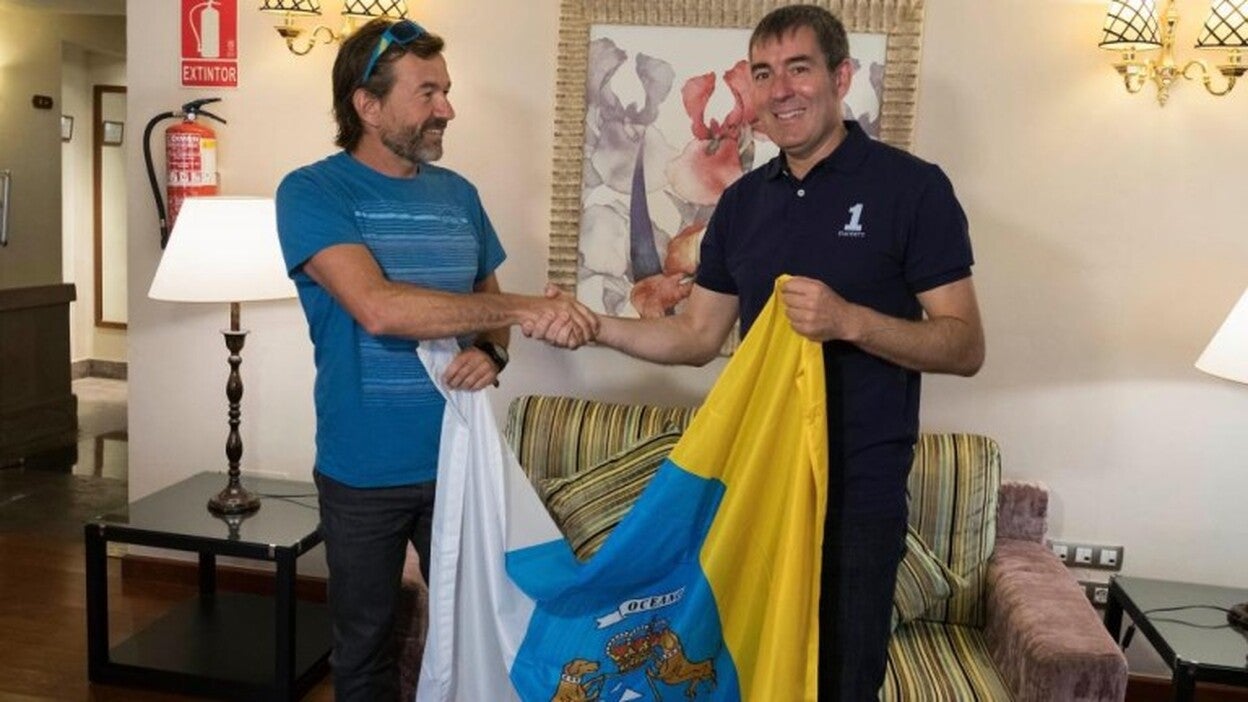 Clavijo entrega la bandera de Canarias a Juan Diego Amador