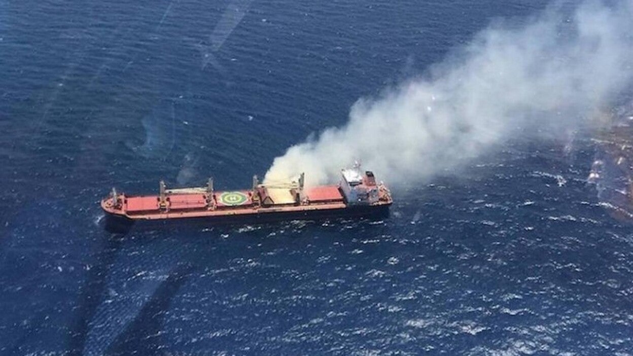 Confían en poder abordar mañana el carguero incendiado