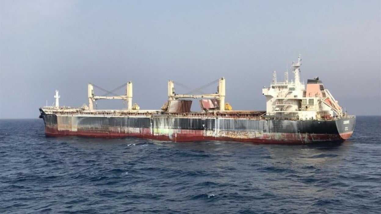 El ‘Cheshire’, a 14 millas de la costa