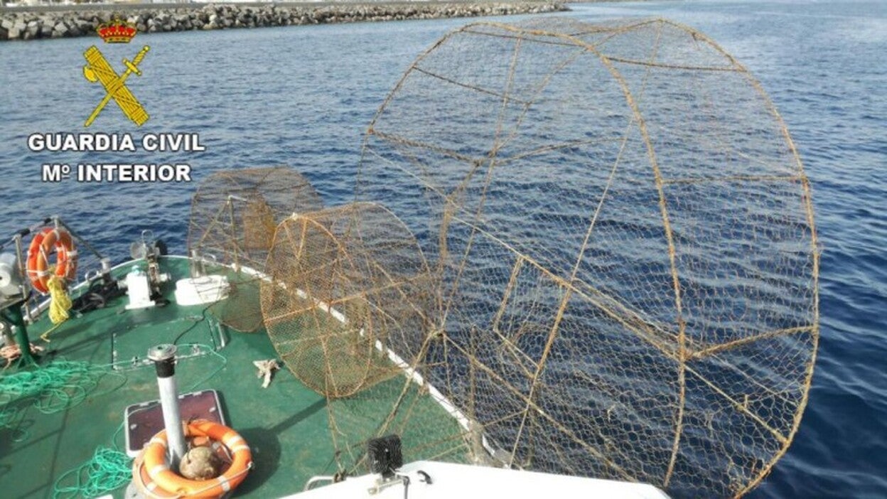 Retiran doce jaulas de pesca de grandes dimensiones al este de Lanzarote