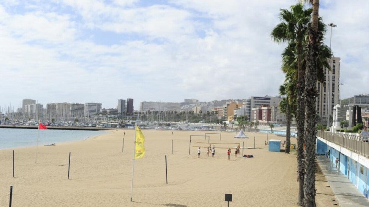 Alcaravaneras abre al baño tras remitir la contaminación