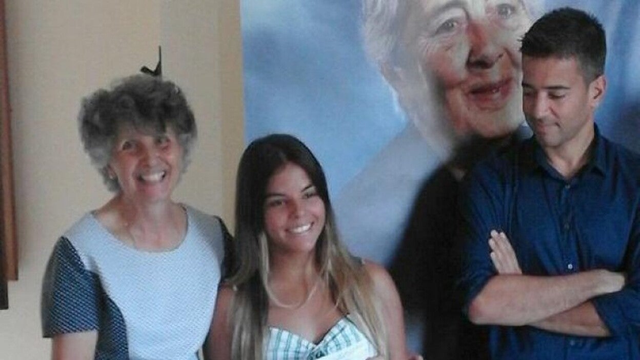 Cinco universitarios reciben la beca de Mercedes Medina