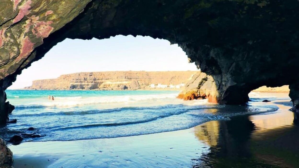 ¿Entrar en Cueva Herminia? Mejor en la marea baja