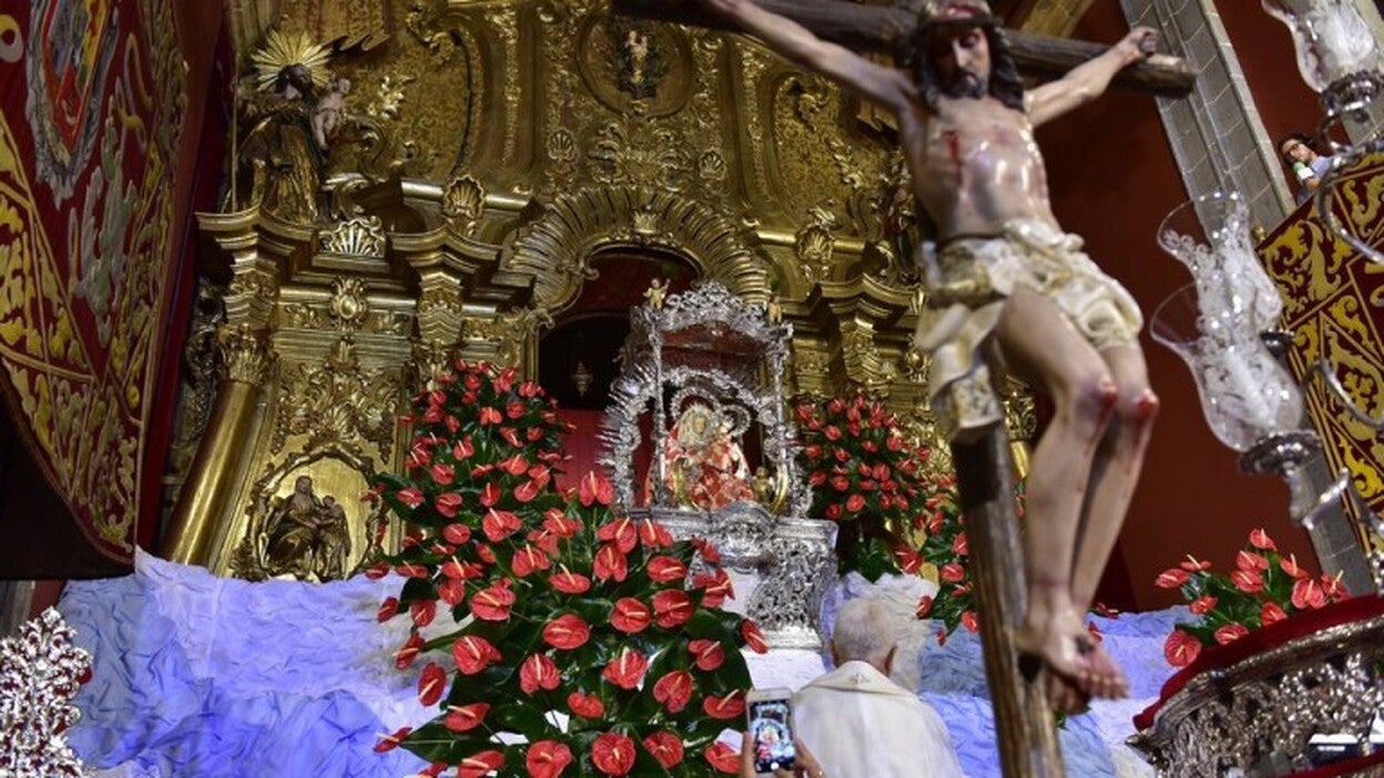 La Virgen del Pino baja de su camarín