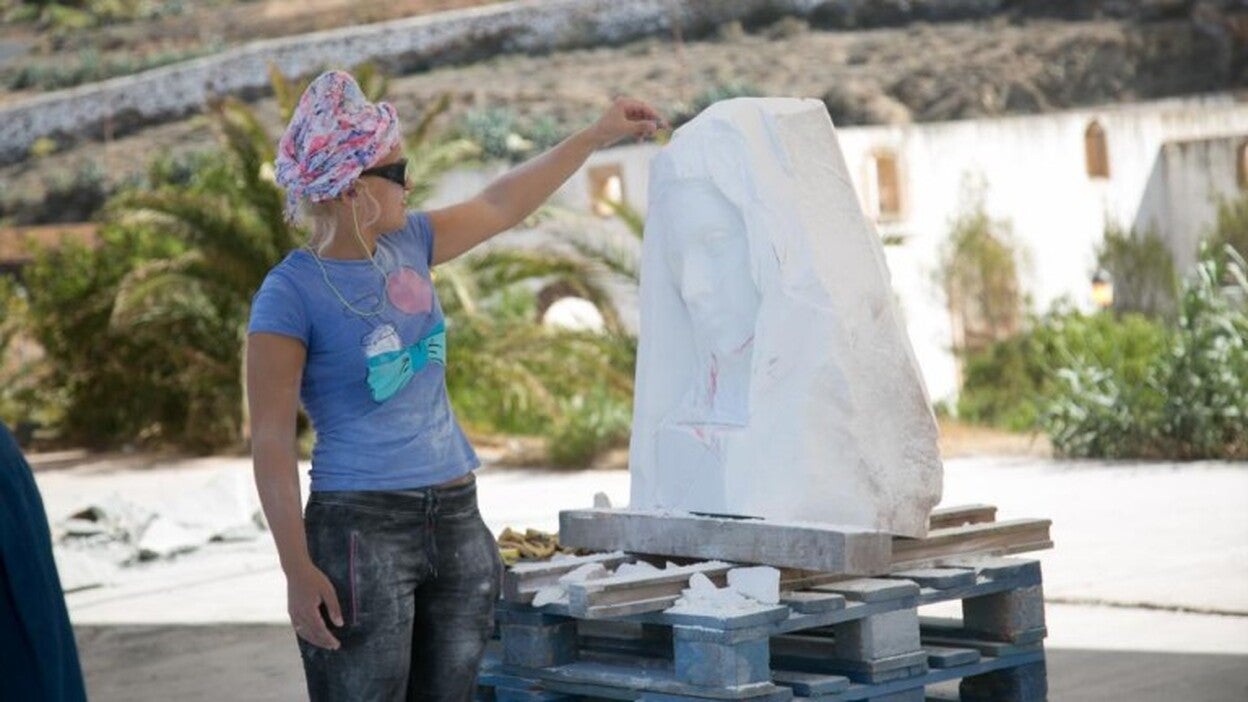 Artistas en acción camino de La Peña