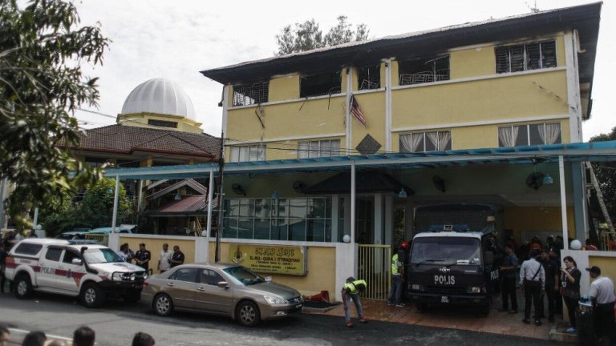 25 muertos en el incendio de una escuela en Malasia