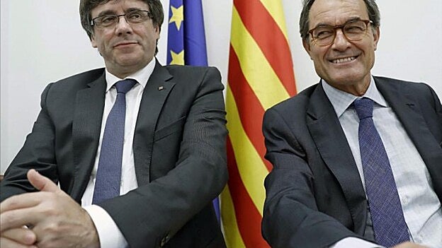 Carles Puigdemont, ayer con su antecesor, Artur Mas.