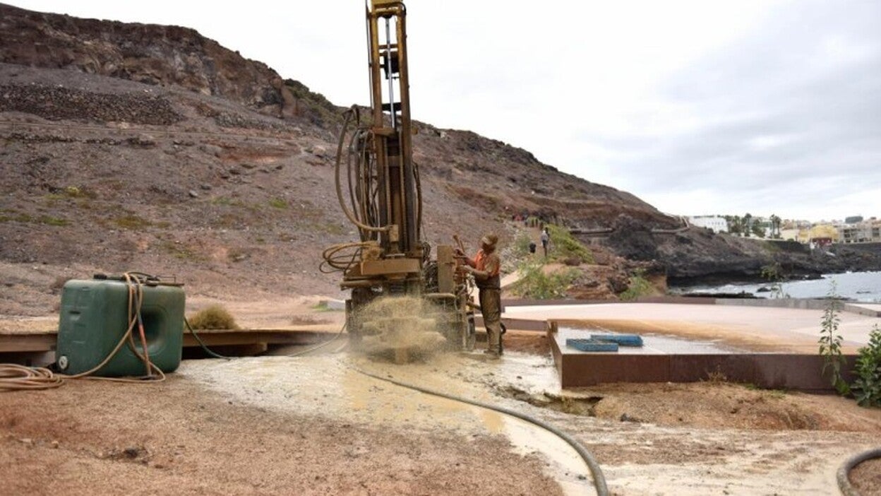 El Ayuntamiento analiza el agua subterránea del Confital