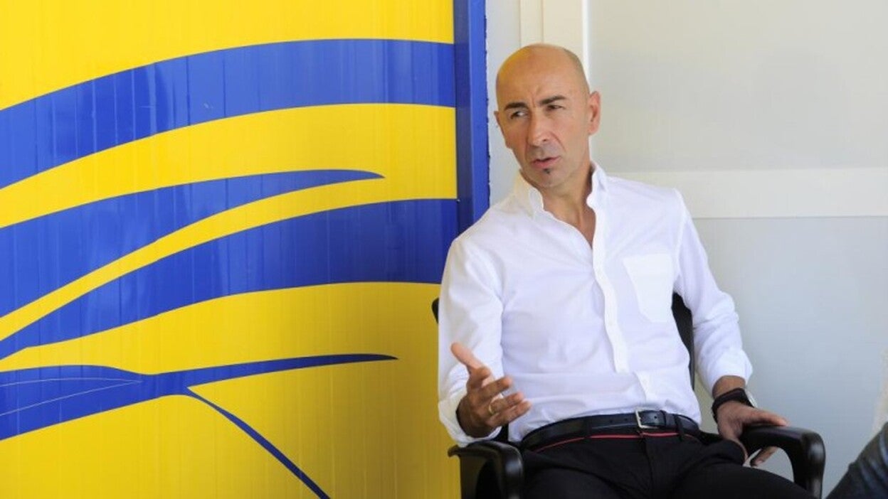 Pako Ayestarán trabaja la salida de balón