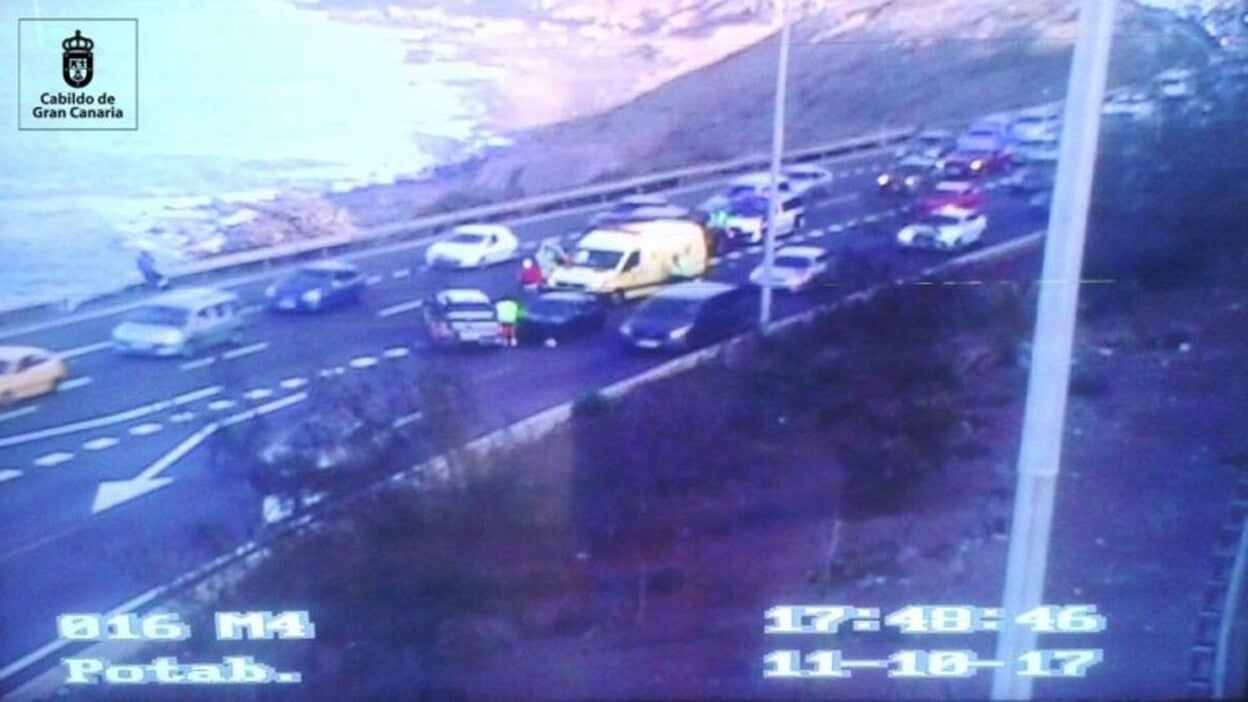 Fuertes retenciones por un accidente en GC1