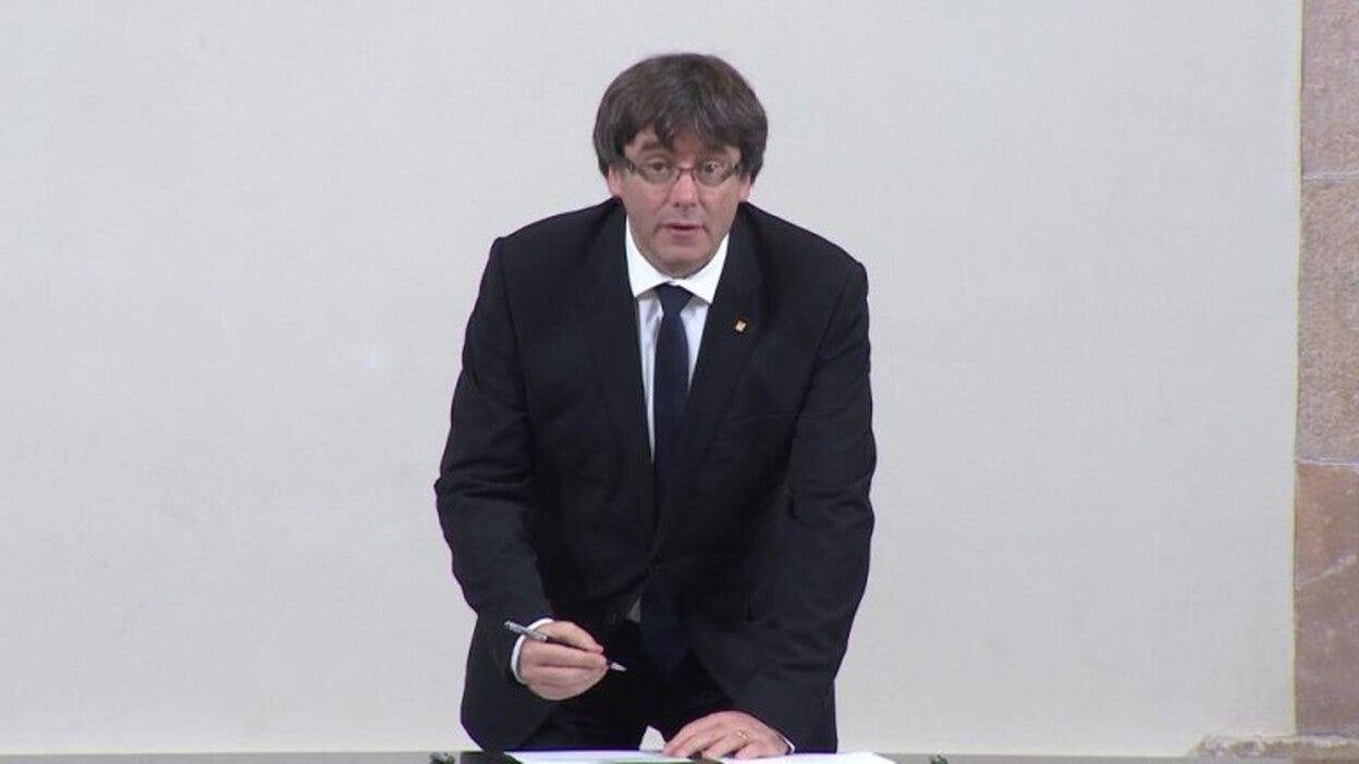 Puigdemont recibe el requerimiento de Gobierno