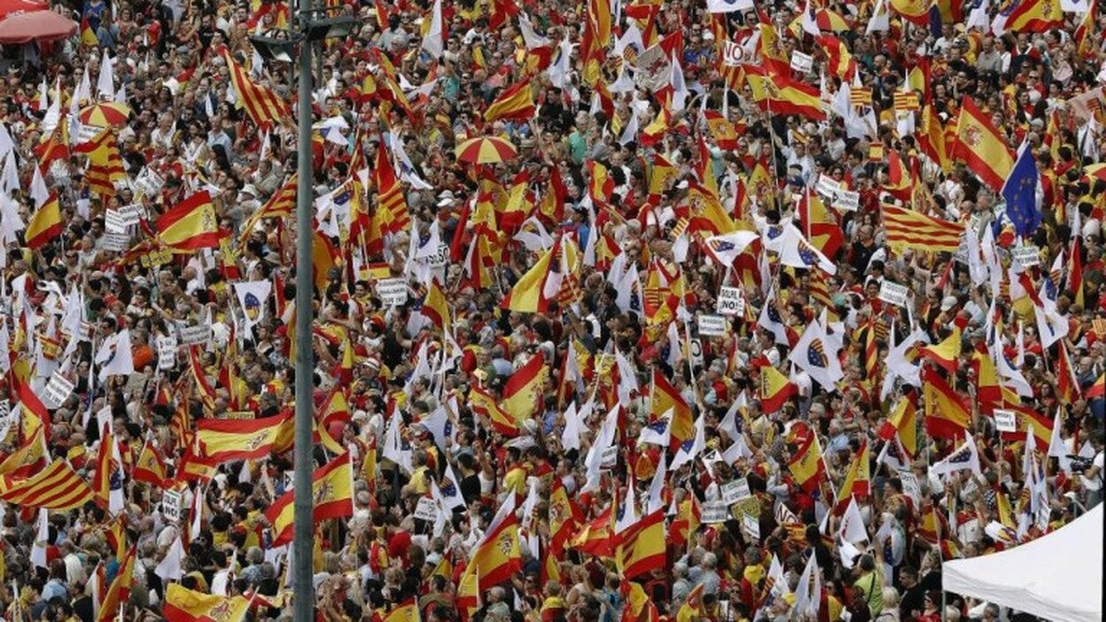 Miles de manifestantes piden a Puigdemont que «rectifique»