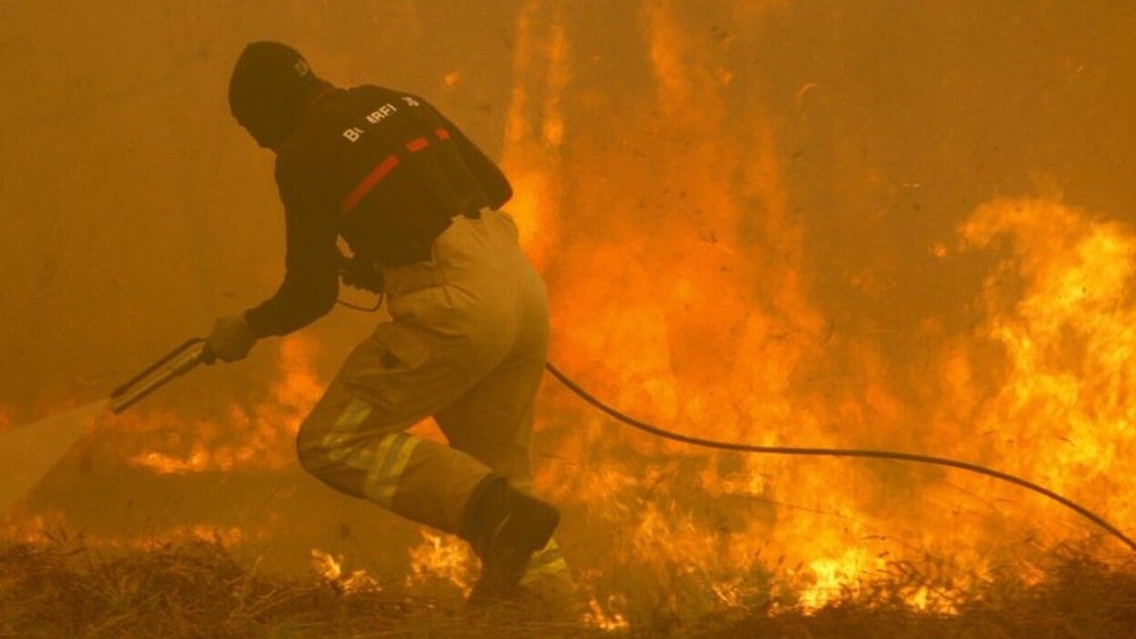 Treinta incendios queman Galicia