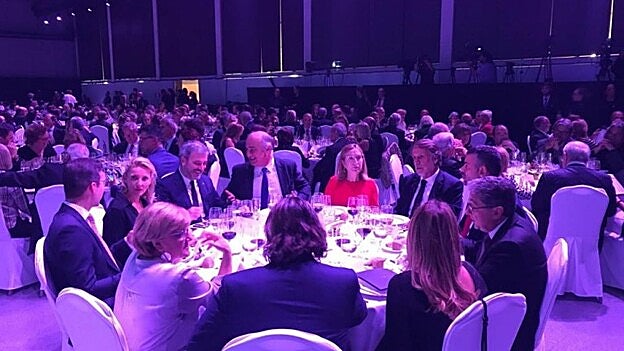 Panorámica de la cena donde se falló el premio Planeta este domingo en Barcelona.