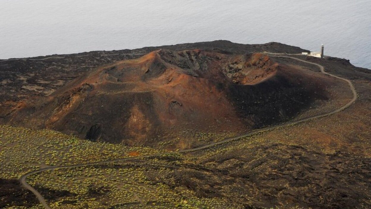 El asfaltado del acceso al muelle de Orchilla, a información pública