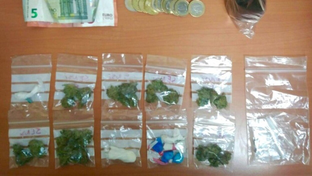 Un detenido y dos denunciados por drogas