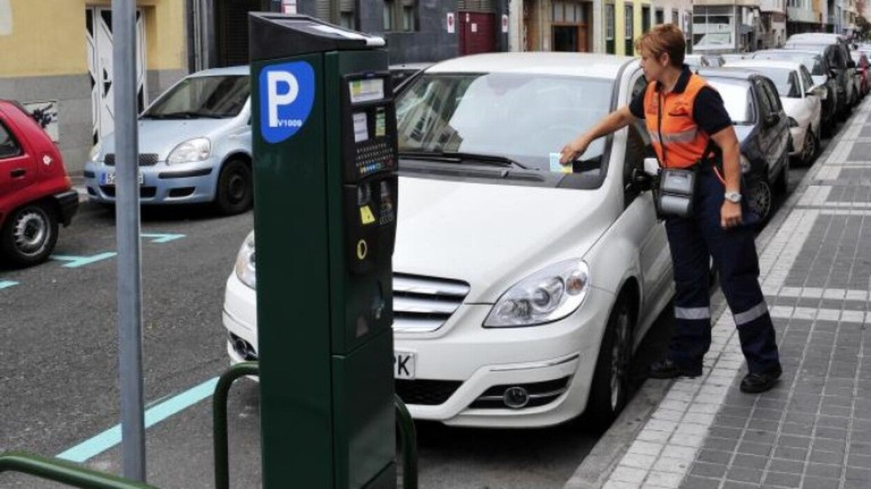 El Ayuntamiento tramita 3,9 millones en multas por la zona azul