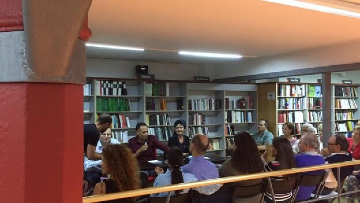 Santiago Gil presenta ‘Dos’, su novela más íntima e hipnótica