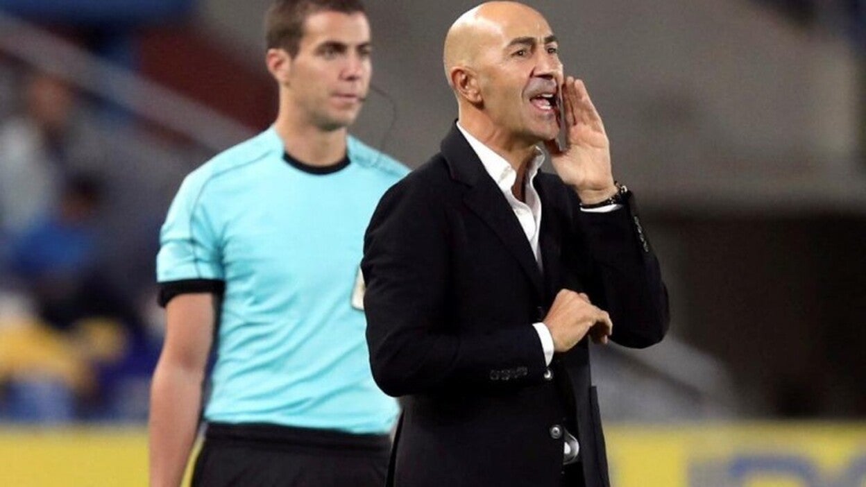 «Tendría que estar muerto para dimitir»