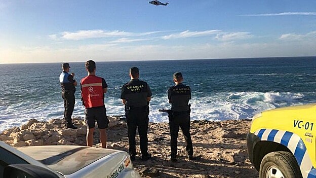 Agentes de la Guardia Civil, Policía Local y Salvamento Marítimo. /  @ftvEmergen