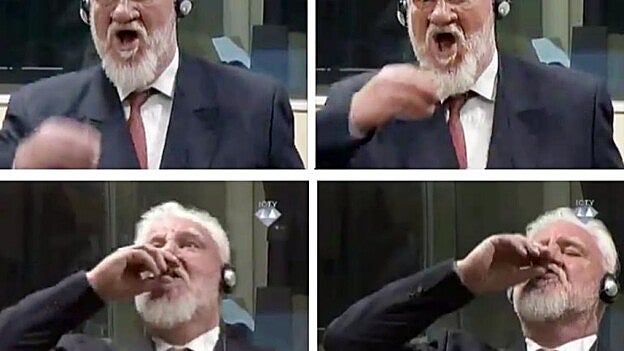 Momento en el que Praljak se toma el veneno con el que se suicidó. / Efe