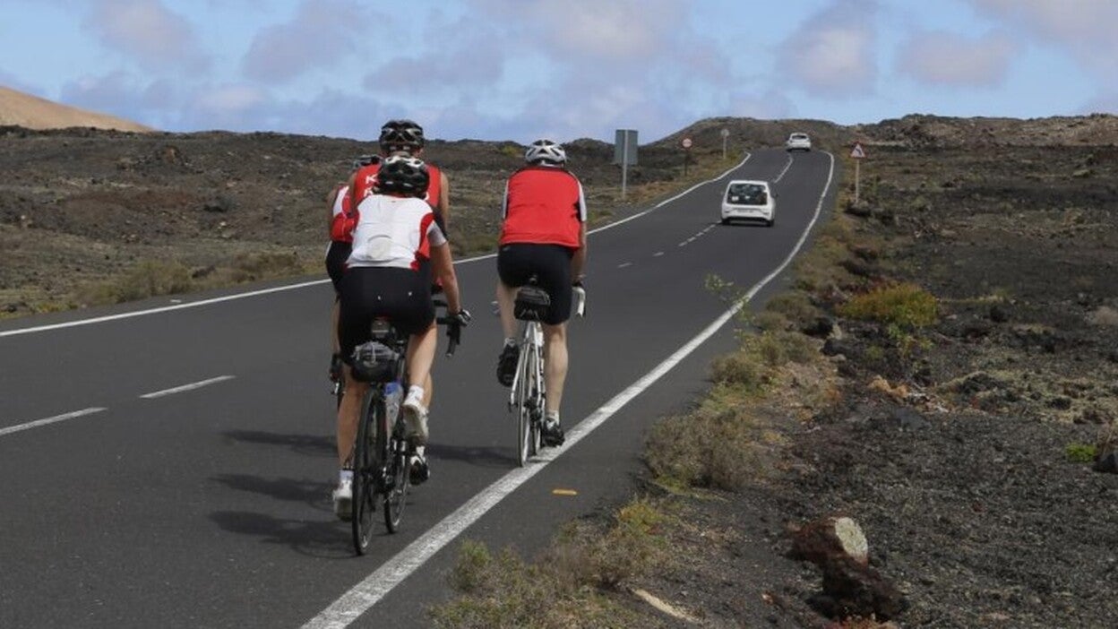 El temerario que adelantó a dos ciclistas