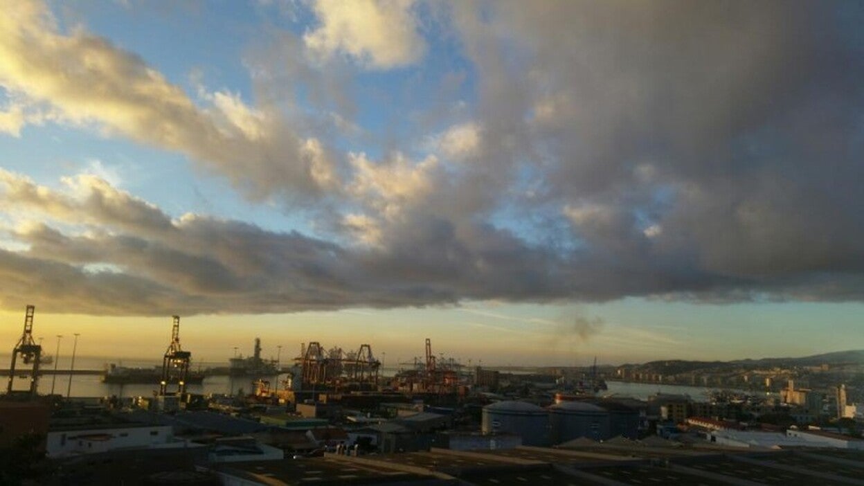 Pocas nubes y temperaturas bajando
