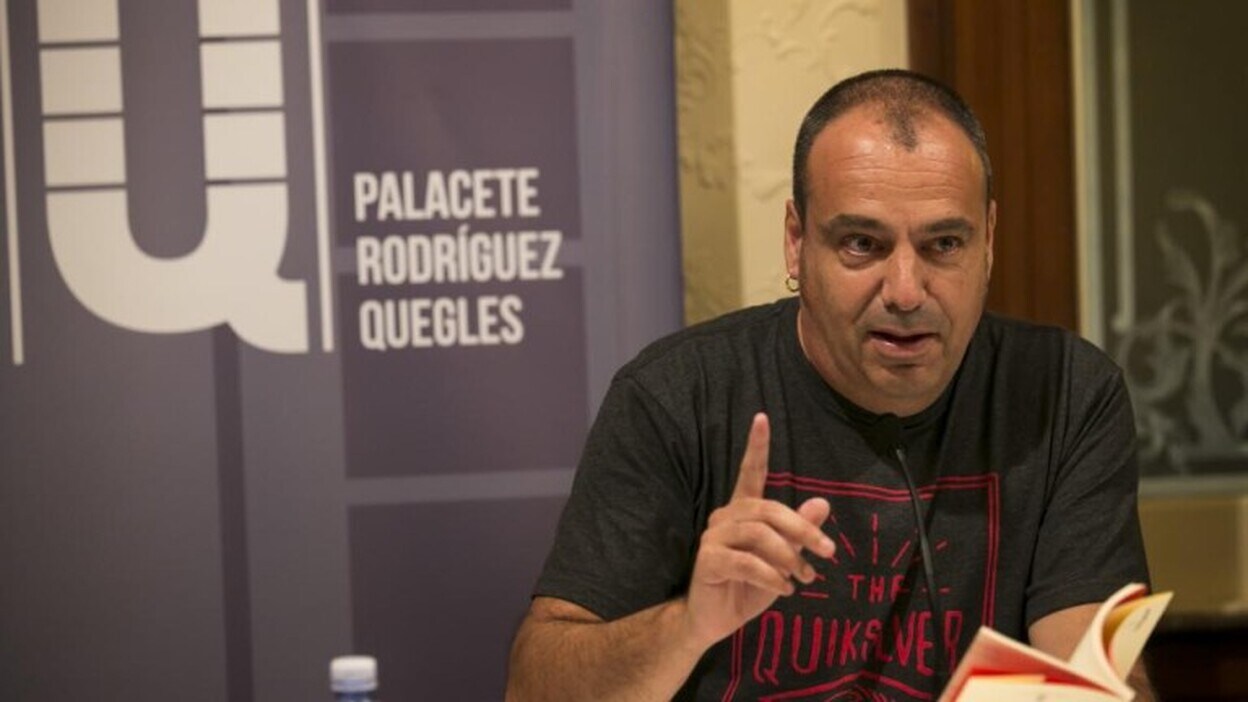 Flores presenta en sociedad a tres nuevos poetas