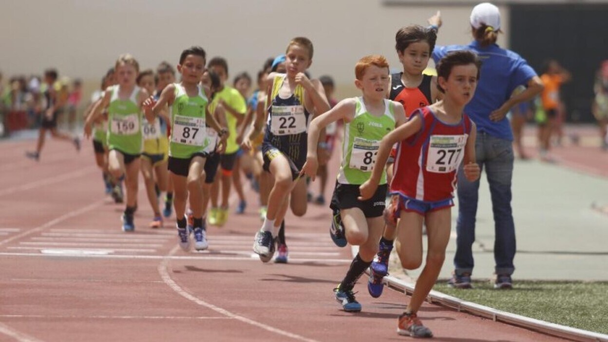 La instalación de la nueva pista de atletismo se deja para enero