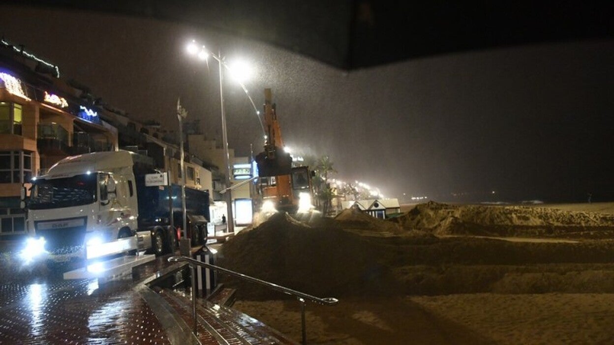 La arena cambia de sitio en Las Canteras