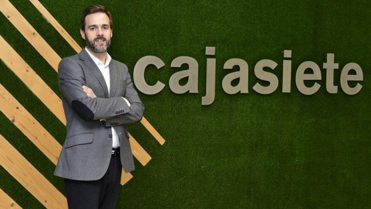 Cajasiete dinamiza la carrera con el embajador solidario