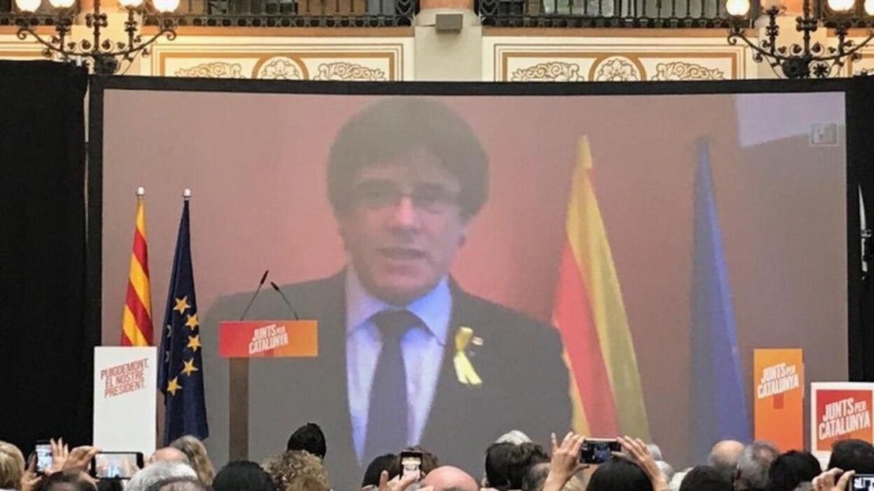 Puigdemont defiende la escuela: “Lo que no venció el franquismo no lo vencerá el 155”