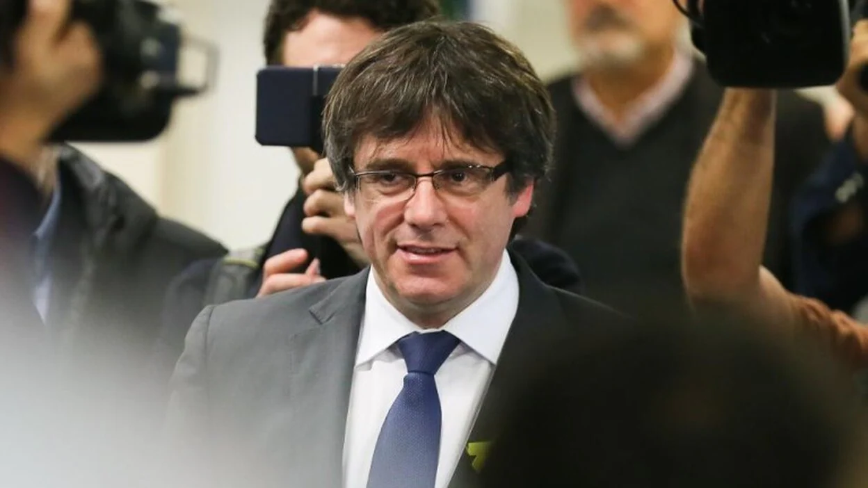 Puigdemont insta a Rajoy a reunirse con él en Bruselas sin ninguna condición previa