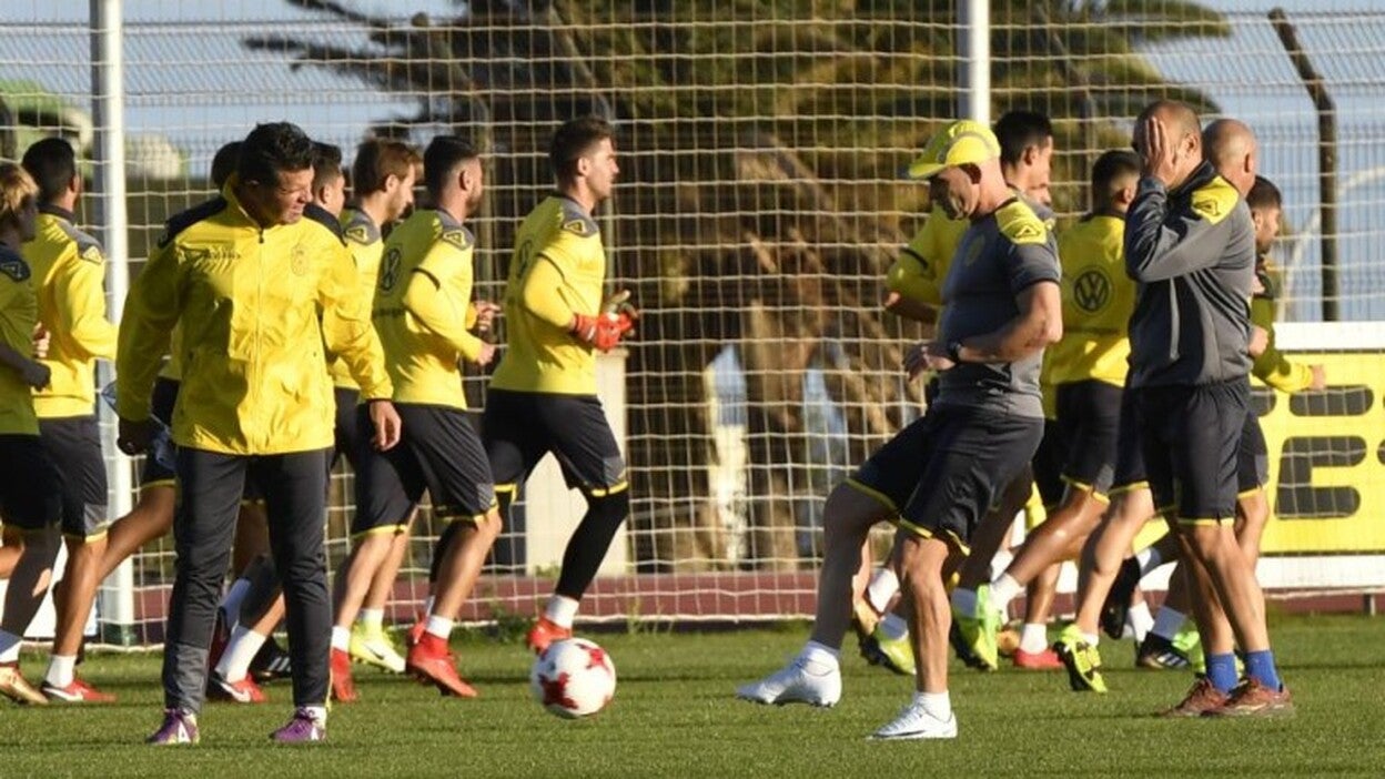 Los jugadores de la UD, a las órdenes de Jémez