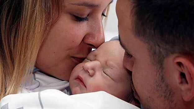 Hugo ha sido el primer bebé nacido en Canarias. /  EFE