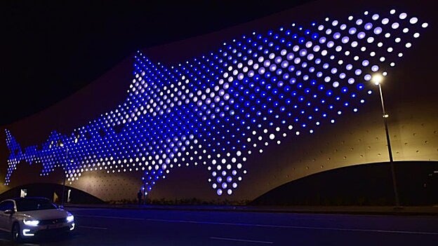 El acuario iluminado de noche. /  Arcadio Suárez