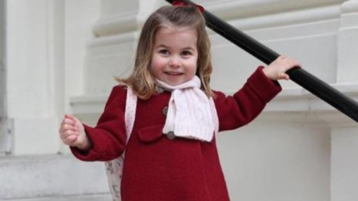 La princesa Carlota va por primera vez a la guardería