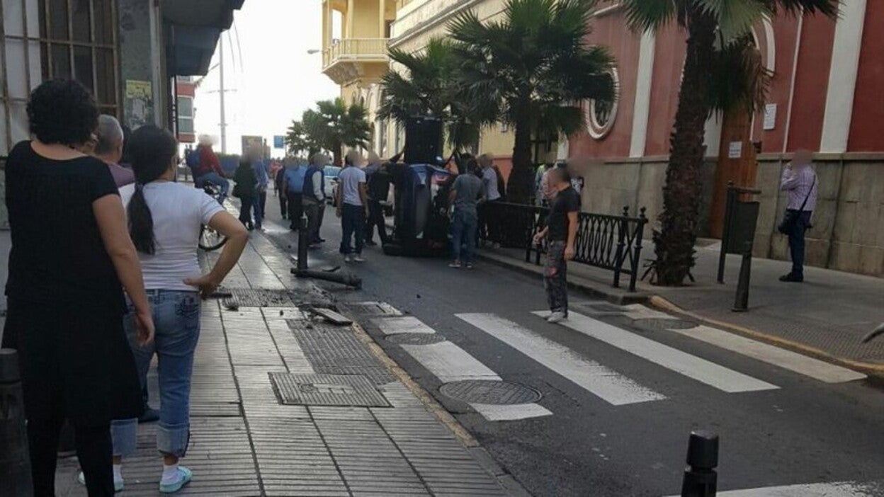 Se dan a la fuga tras volcar en el Puerto