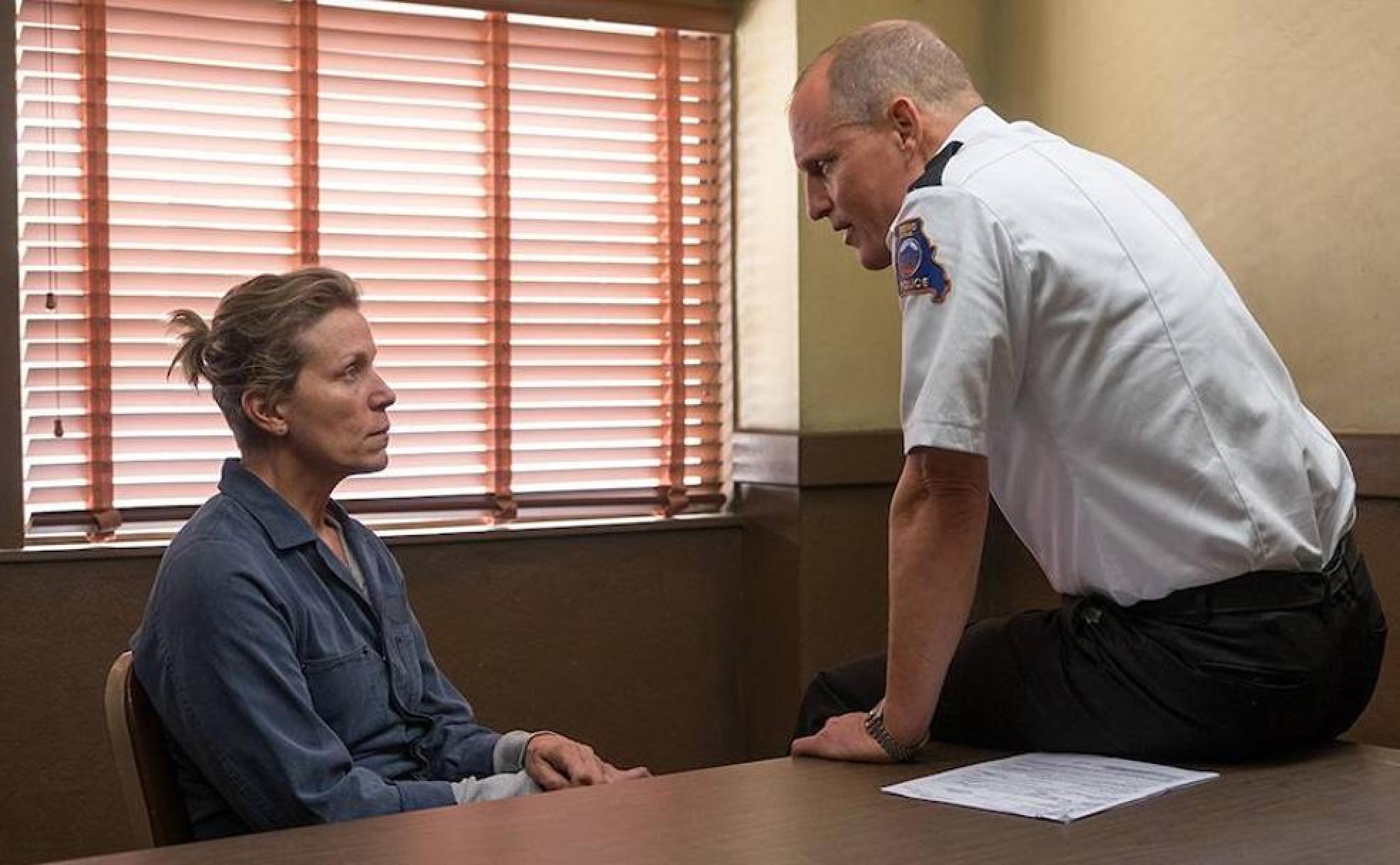 Frances McDormand y Woody Harrelsol en una escena de 'Tres anuncios a las afueras' (2017).