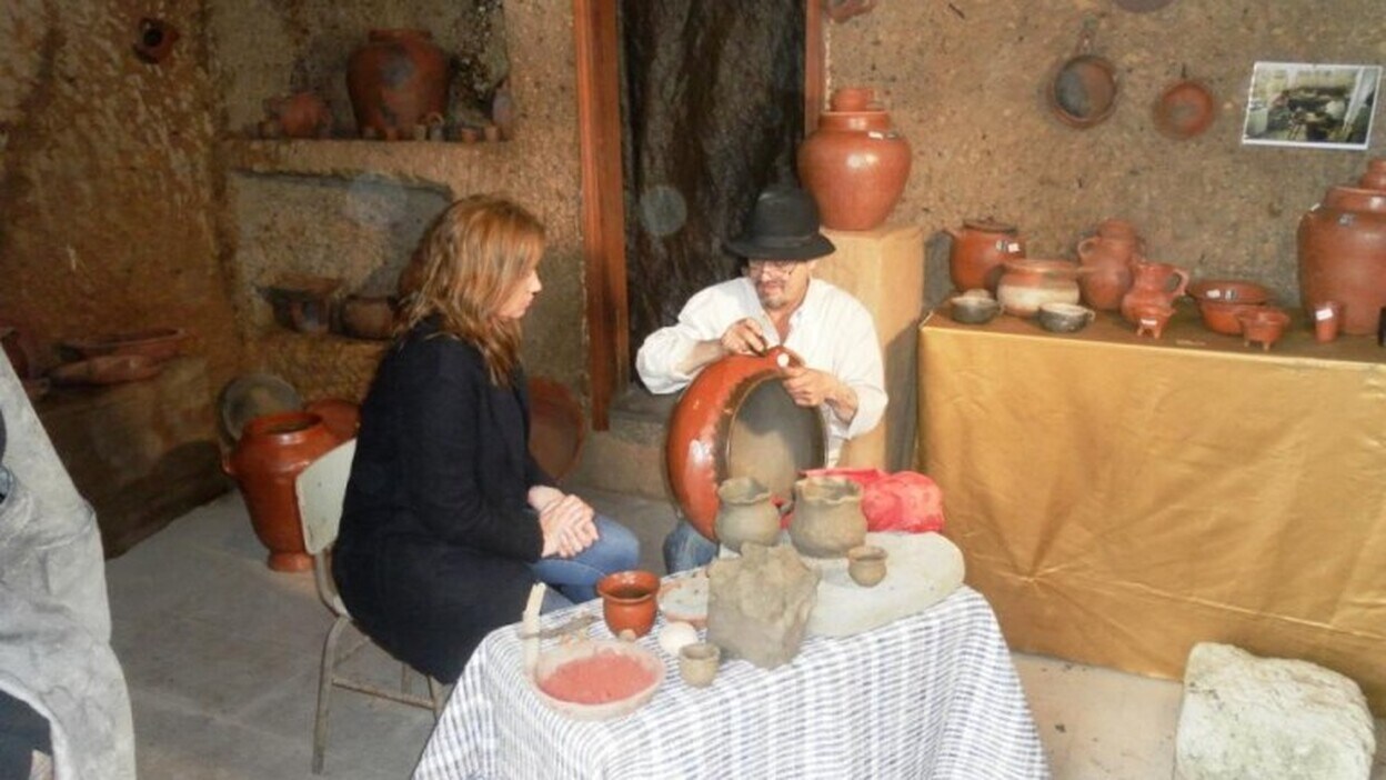 Talleres de barro en el mercadillo de Santa Brígida