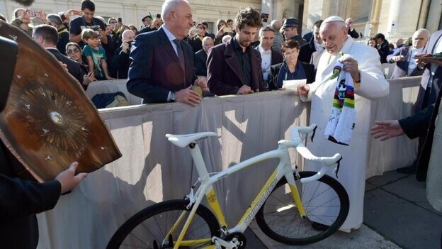 El ciclist esloveno Peter Sagan obsequió al papa una bicicleta con los colores oficiales del Vaticano y una camiseta firmada. / Efe