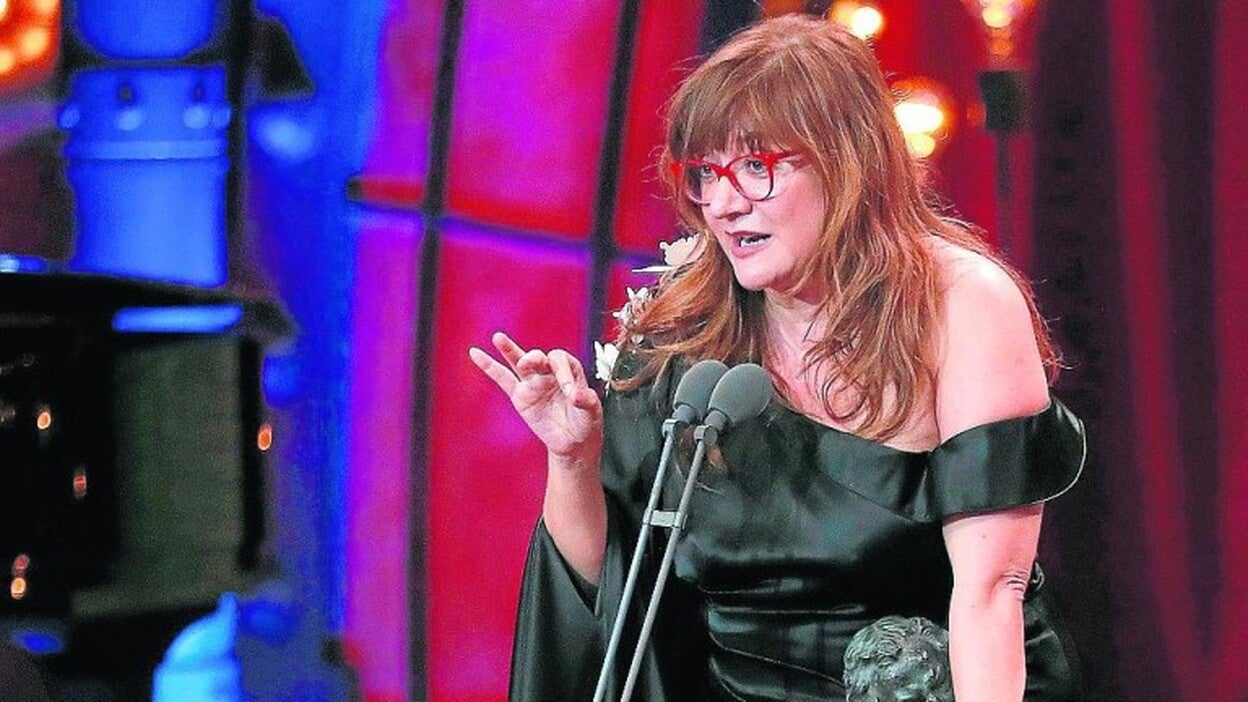 Aires de paridad con abanicos rojos