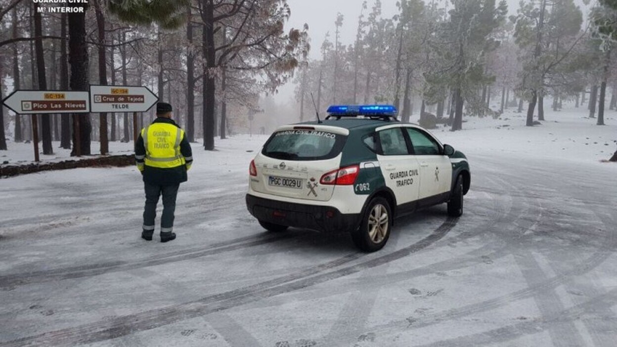 La Guardia Civil auxilia a cuatro personas